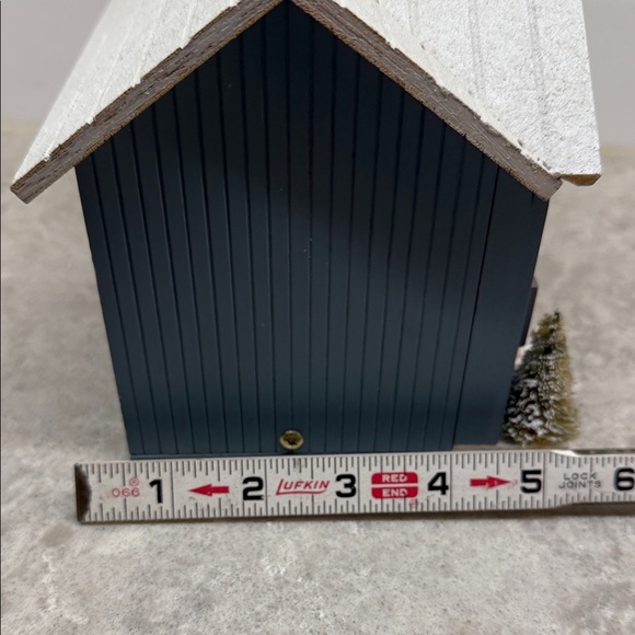 Animated musical ski chalet Winter Wonderland and door opens reveals skier - Picture 13 of 13